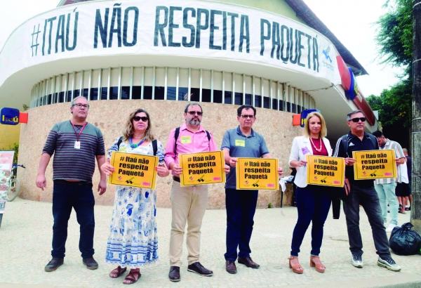 O Sindicato quer impedir o fechamento da única agência bancária de Paquetá. O deputado federal petista Reimont (entre José Ferreira e Adriana Nalesso) vai convocar o banco a dar explicações na Comissão de Defesa do Consumidor do Congresso Nacional, em Brasília 