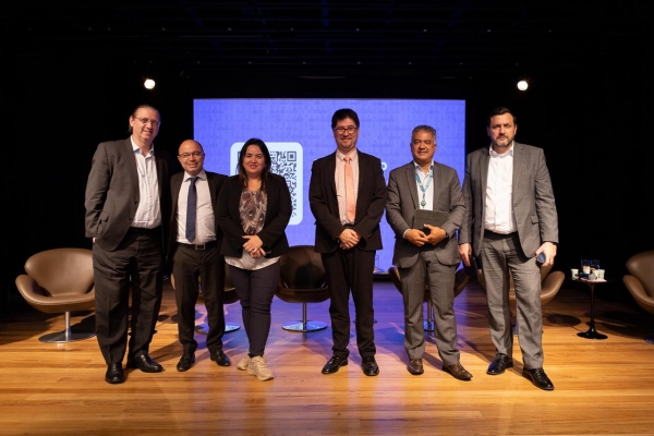 Da esquerda para a direita, os diretores da Previ: Márcio de Souza, Fernando Melgarejo, Paula Goto, João Fukunaga (presidente), Wagner Nascimento e Cláudio Gonçalves. Foto: Contraf-CUT.