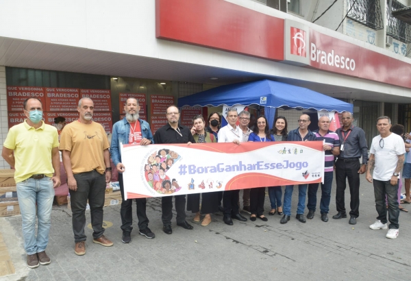 Diretores do Sindicato estiveram no bairro de Ramos em mais uma atividade da campanha salarial, na semana em que o Comando Nacional negocia com a  Fenaban cláusulas sociais, teletrabalho e segurança