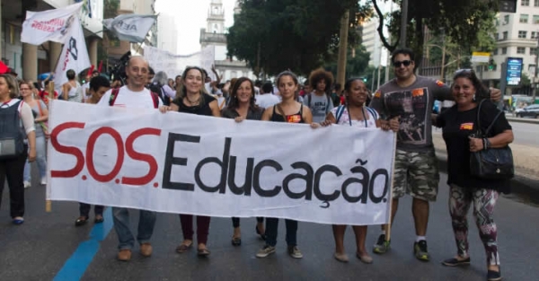 DIA 8 DE ABRIL - Professores realizam ato público em frente ao Copacabana Palace