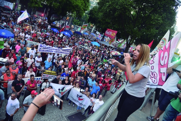 A presidenta do Sindicato, Adriana Nalesso, do alto do caminhão  de som, defende a ampliação da luta contra a reforma  e a libertação do ex-presidente Lula