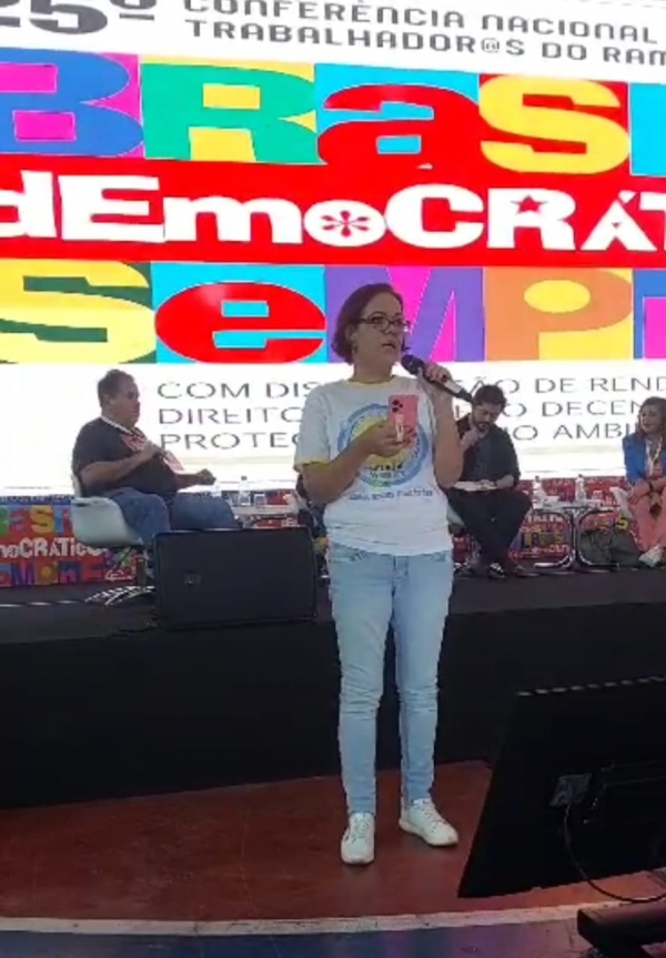 Priscila Reis de Sá, presidente do Movimento Autogerido Neurodivergentes, discursa na 25ª Conferência Nacional dos Trabalhadores do Ramo Financeiro