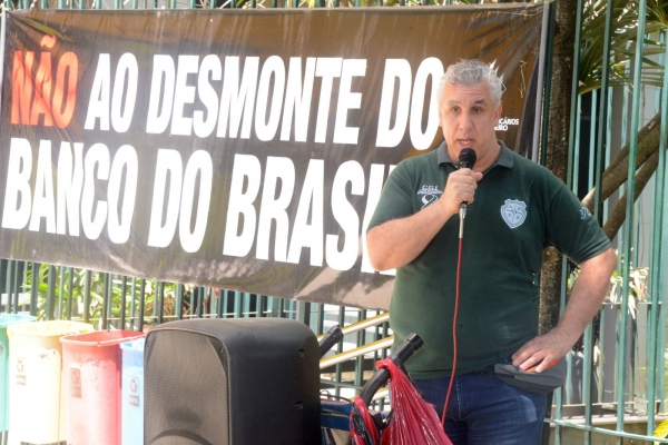 A atividade do Dia Nacional de Luta do Banco do Brasil no Sedan, Centro do Rio de Janeiro, contou com a presen&ccedil;a e solidariedade do dirigente sindical argentino, Sergio Garz&oacute;n Torres 