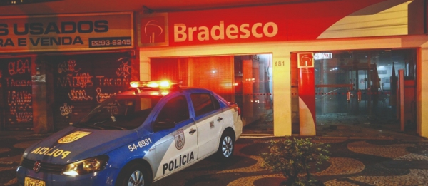 Agência do Bradesco da Tijuca também teve caixas  eletrônicos roubados durante a madrugada