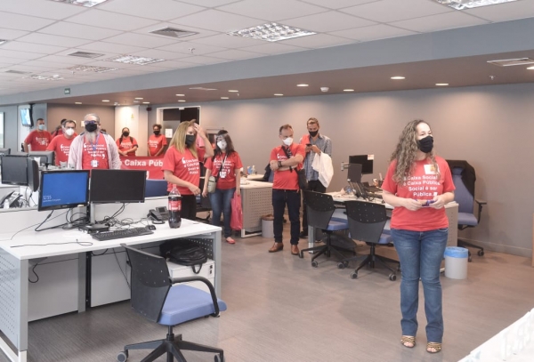 Após o ato em frente ao Passeio Corporate, diretores do Sindicato percorreram andares do prédio. Na foto, a presidente em exercício do Sindicato, Kátia Branco, fala sobre a importância de defender a CEF.