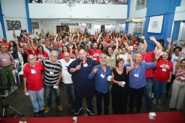 Na frente da plenária do congresso, os ex-presidentes da CUT/Rio, Jayme Santiago, Bid, Jayme Ramos – o atual Sandro Cezar – Antônio Carlos, Neuza Luzia, Darby Igayara e Marcelo Rodrigues