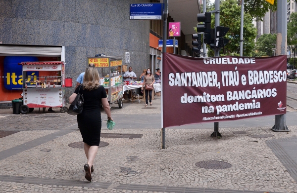 O Sindicato realiza protestos e paralisações contra as demissões nos bancos privados. Os ganhos do setor financeiro mostram que não há motivos para as dispensas