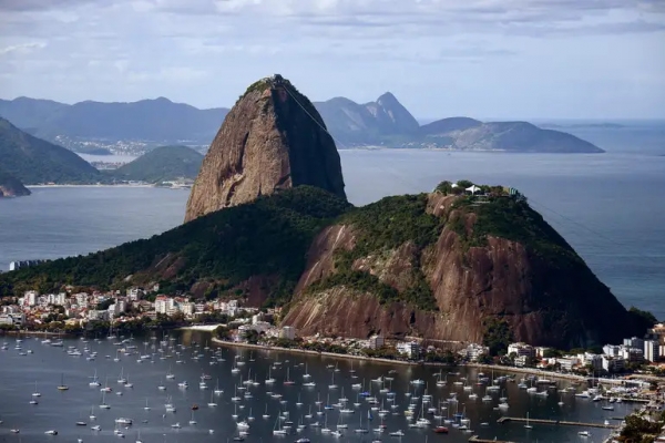 O P&atilde;o de A&ccedil;&uacute;car &eacute; tombado pelo Iphan desde 1973 e reconhecido como Patrim&ocirc;nio Mundial pela Unesco desde 2012, o que imp&otilde;e regras r&iacute;gidas para interven&ccedil;&otilde;es na &aacute;rea. Foto: Ag&ecirc;ncia Brasil.