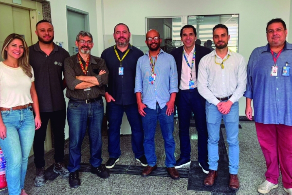 Da esquerda para a direita: os dois representantes da empresa respons&aacute;vel pela obra, o diretor do Sindicato, Jorge Andr&eacute;, o gerente  da ag&ecirc;ncia, Pablo Dutra, o diretor do Sindicato, Eduardo Bulh&otilde;es,  o gerente nacional da Cesup, &Eacute;der Quadrotti, o engenheiro da  Cesup Rio, Alexandre Rangel e o diretor da Secetaria de  Bancos P&uacute;blicos do Sindicato, Alexandre Batista