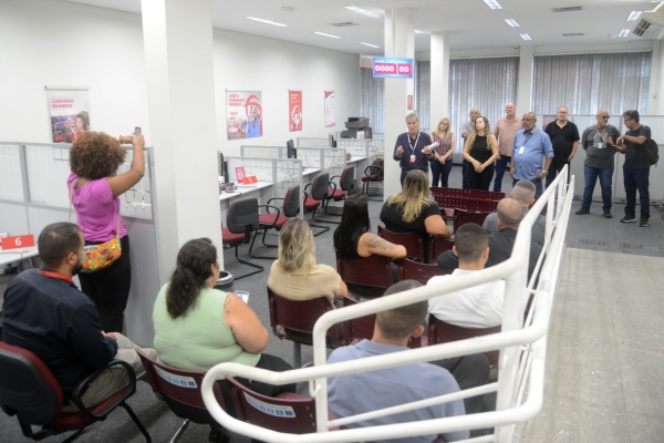 Leuver Ludolff, acompanhado de outros dirigentes do Sindicato explicaram as raz&otilde;es do protesto e lembraram que a prioridade &eacute; a defesa dos empregos dos banc&aacute;rios. A popula&ccedil;&atilde;o tamb&eacute;m apoiou a manifesta&ccedil;&atilde;o 