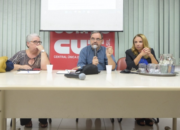 No Rio, teve uma plenária presencial antes da votação online que ratificou a minuta de reivindicações aprovada na Conferência Nacional. Na mesa, Cleiyde Magno (E), José Ferreira e Adriana Nalesso