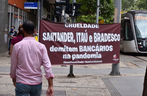 O Sindicato está junto com a categoria na luta contra as demissões e na defesa dos empregos, denunciando as dispensas dos bancos em plena pandemia e reintegrando bancários e bancárias com ações na Justiça Trabalhista