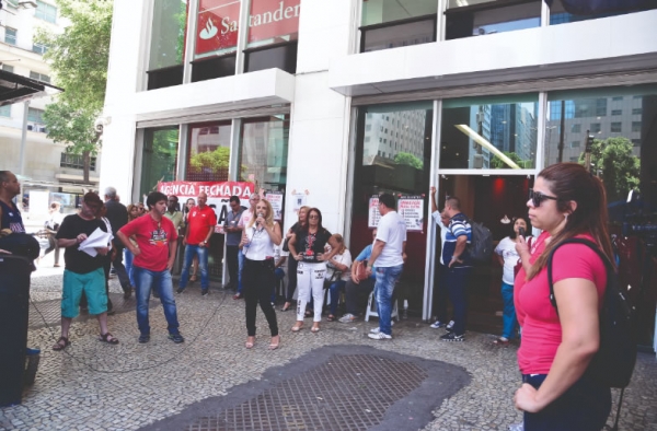 MALDADE À ESPANHOLA - Bancários protestam contra demissões e retirada de direitos no Santander