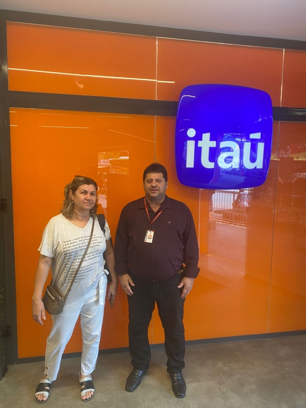 A diretora do Sindicato, Maria Izabel e o diretor Edelson Figueiredo, durante visita a ag&ecirc;ncias. Foto amadora.