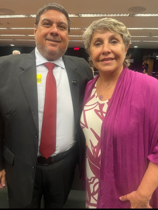 O diretor do Sindicato Alexandre Batista ao lado da deputada federal &Eacute;rika Kokay (PT-DF): busca de apoio de parlamentares para a luta do funcionalismo do BB