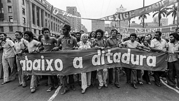 Manifestação contra a ditadura militar. A democracia foi conquistada com alto preço: mortes, torturas, prisões e exílios de quem se opôs ao regime