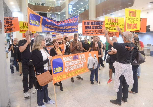 O Sindicato dos Banc&aacute;rios do Rio participou, no Aeroporto Santos Dumont, do protesto em defesa de um plano de sa&uacute;de financeiramente vi&aacute;vel para os aposentados do Ita&uacute;
