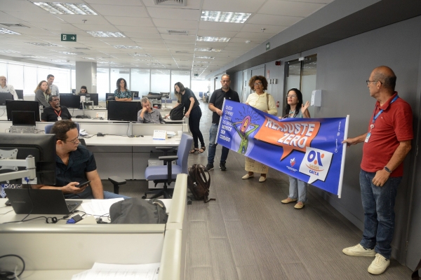 Carla Guimar&atilde;es (E), S&ocirc;nia Eymard e Caco durante a atividade em defesa do Sa&uacute;de Caixa, no edif&iacute;cio Passeio Corporate, no Centro do Rio 