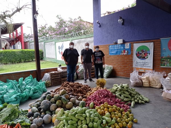 Batista (E) e José Ferreira, na campanha contra a fome do CEDAC, na Sede Campestre do Sindicato