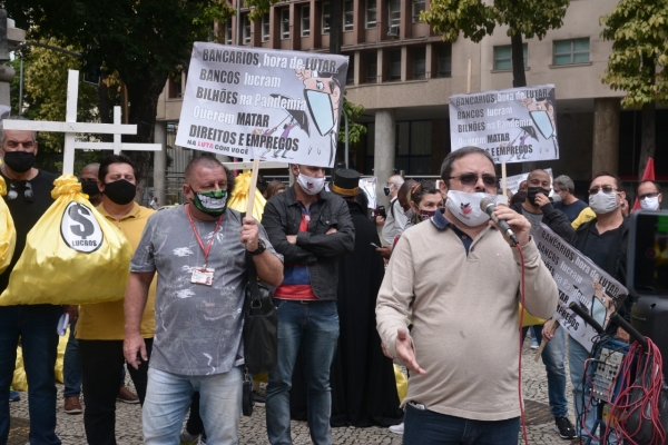 O Sindicato do Rio realizou manifestação no Centro do Rio, na última quarta-feira (26). A pressão dos bancários nas ruas e nas redes sociais começa a surtir efeito nas mesas de negociação, mas os bancos precisam avançar mais