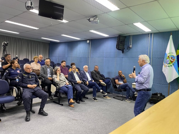 Mario Dal Poz, diretor do Instituto de Medicina Social da UERJ, falou da pesquisa que ser&aacute; feita sobre doen&ccedil;as vinculadas &agrave; atividade profissional das categorias mais afetadas, entre elas a banc&aacute;ria. Jos&eacute; Ferreira e Edelson Figueiredo estiveram na plateia acompanhando a explana&ccedil;&atilde;o