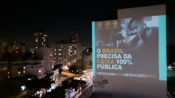 Sindicatos e as associações do Pessoal da Caixa protestaram contra a tentativa da direção da Caixa de retirar direitos com projeções em prédios em sete capitais. A mobilização fez o banco avançar nos itens referentes ao Saúde Caixa