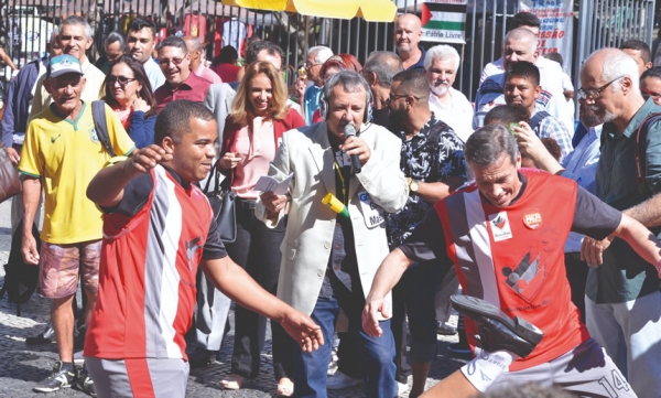 A VITÓRIA DA PARTICIPAÇÃO - Na partida simulada pela Companhia de Emergência Teatral, com a participação dos bancários e da sociedade, os brasileiros viram o jogo e ganham a partida contra Temer e os banqueiros