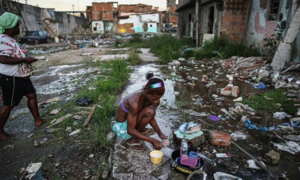 Mídia brasileira apoia política econômica que concentra a riqueza e aumenta a miséria