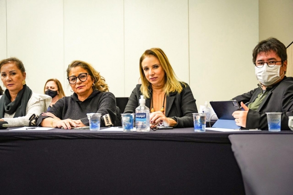 Adriana Nalesso, presidenta da Federa/RJ, na mesa de negociação. A sindicalista disse que se a Fenaban continuar desrespeitando os bancários e bancárias na mesa de negociação, a categoria vai organizar uma mobilização ainda mais forte como resposta