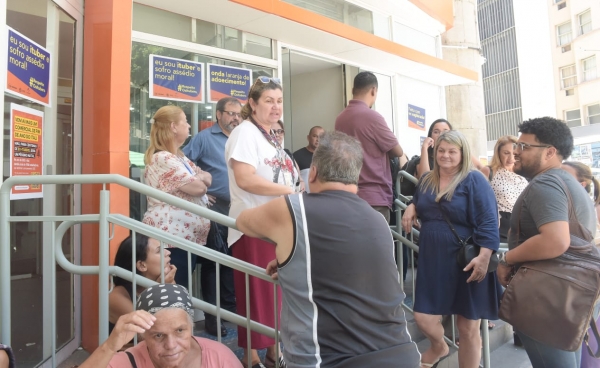 Maria Izabel Menezes, dirigente do Sindicato e da COE, fala com bancários e clientes durante protesto na agência Itaú Senador Dantas, no Rio de Janeiro. Foto: Nando Neves.