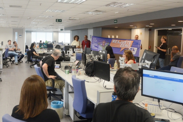 Os diretores do Sindicato do Rio, Carla Guimar&atilde;es e Caco, na atividade no Passeio Corporate. O ato fez parte da campanha nacional em defesa do Sa&uacute;de Caixa 