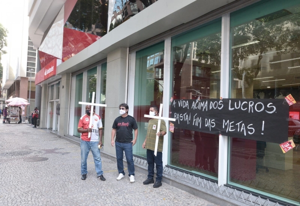 Os bancários participaram do protesto em defesa da vacinação em massa e do Lockdown