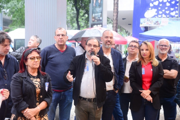 Durante o protesto, o presidente do Sindicato, José Ferreira, critica efeitos nocivos da Selic alta: &quot;Lojas fechadas do Centro do Rio são um exemplo&quot;, disse. Foto: Nando Neves.