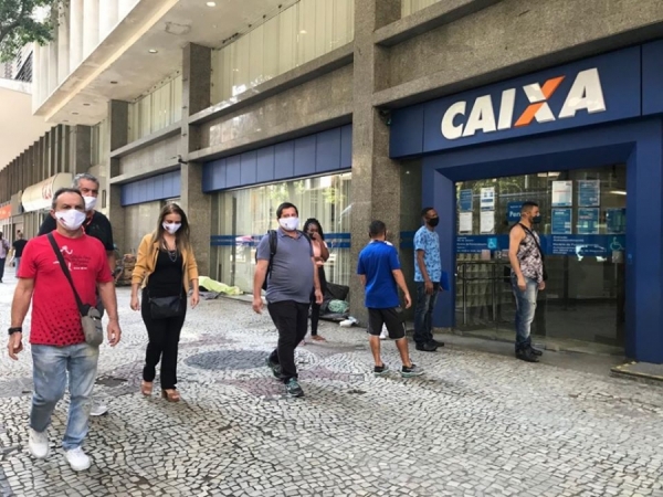 Paulo Matileti, vice-presidente do Sindicato e presidente da Apcef/RJ (E) ao lado da presidenta Adriana Nalesso e do diretor Edelson Figueiredo em atividade da campanha salarial. O dirigente sindical disse que a greve é de responsabilidade dos bancos e do governo federal, que querem impor reajuste zero e retirar direitos dos bancários