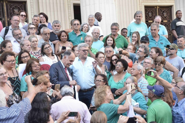 O Sindicato convoca os banerjianos a comparecer à Alerj para pressionar os parlamentares a cumprirem o acordo de colocar o PL3213 para votação somente em agosto, após a quarta audiência pública sobre o tema