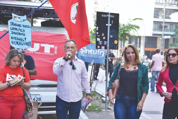 No ato, a diretora da CUT/RJ, Maria Eduarda Quiroga, o vice-presidente do Sindicato, Paulo Matileti e a presidenta da entidade, Adriana Nalesso.