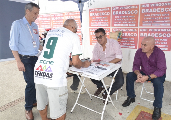 JUNTO COM A POPULAÇÃO - O diretor Marcelo Rodrigues no abaixo-assinado para denunciar ao MP a prática ilegal do Bradesco de negar o atendimento presencial aos clientes e usuários nas agências. De pé, à esquerda, Leuver Ludolff, representante da COE 