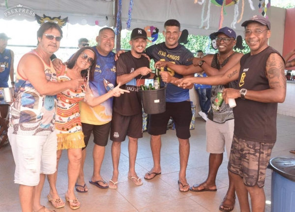 SÁBADO DE ALEGRIA - No dia da festa do ensaio do Bloco dos Bancários, o artilheiro Rodrigo Leite (de boné), que fez três gols, e o autor do gol mais bonito, André Nascimento, o El Tanque, receberam seus prêmios por terem se destacado no futebol