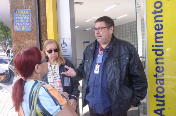 Alexandre Batista (D) durante uma atividade do Sindicato no Banco do Brasil: entidades sindicais convocam o funcionalismo a participarem das manifesta&ccedil;&otilde;es em resposta aos ataques da dire&ccedil;&atilde;o do banco contra os banc&aacute;rios 