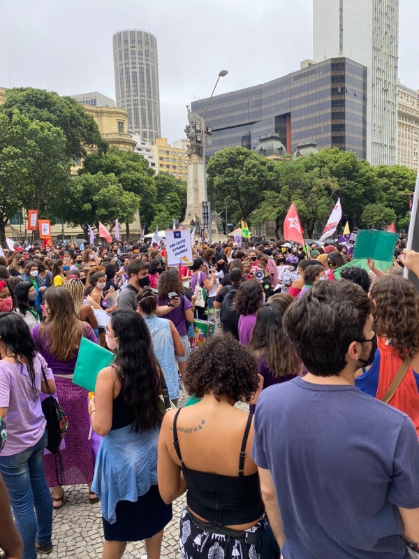 Cinelândia lotada exige justiça para Mariana, alvo de estupro. Foto, colaboração: Adriana Odara.