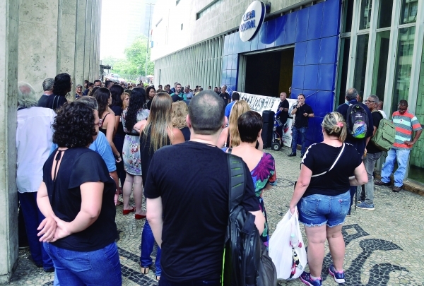 A presença de policiais militares, desde cedo, não conseguiu impedir o protesto dos empregados da Caixa, em frente ao prédio do Barrosão