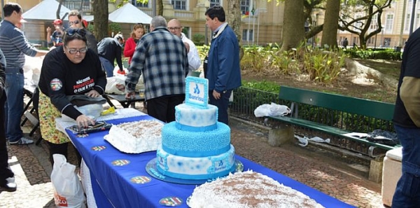 Bolo marca aniversário de 90 anos do Banrisul público neste dia 12