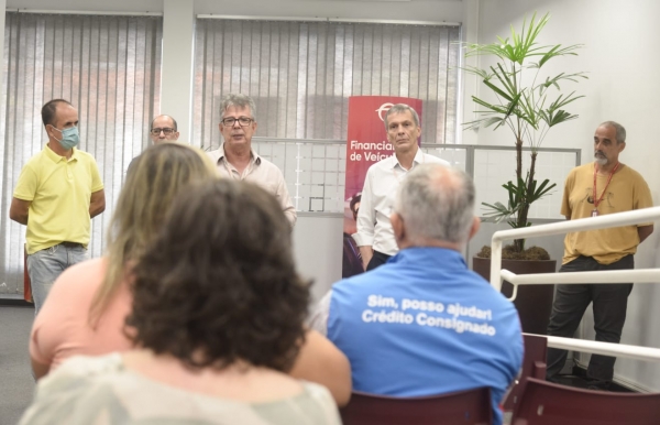 A população apoiou a manifestação dos bancários e reclamou da falta de caixas para o atendimento e do fechamento de agências pelo Bradesco