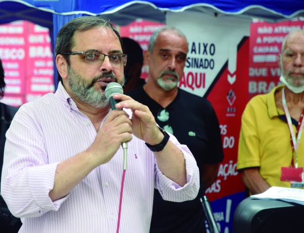 O presidente do Sindicato José Ferreira em caravana da campanha salarial, no Rio. Após a negociação ele convocou a categoria a continuar pressionando a Fenaban divulgando nas redes sociais a hashtag #BoraGanharEsseJogo