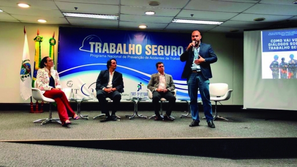 JUNTO COM A CATEGORIA - Gilberto Leal, diretor do Sindicato e membro do Coletivo Nacional de Saúde dos bancários participa da reunião coma Fenaban para cobrar ações e medidas urgentes e o cumprimento dos protocolos de prevenção ao Covid-19