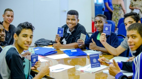 SEM FUTURO - Jovens aprendizes diretamente afetados: Bolsonaro quer um Brasil sem direitos para os trabalhadores. As mudanças trabalhistas e a nova carteira de trabalho &quot;verde e amarelo&quot; são um retrocesso de 90 anos