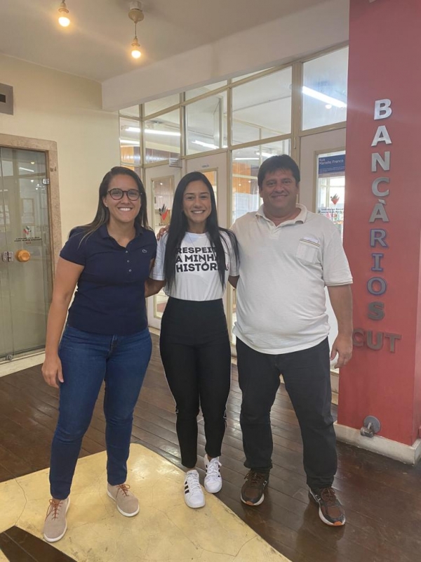 A bancária do Itaú, Elaine Ferrari, ficou aliviada e feliz e comemorou a sua reintegração entre a advogada do caso, Natália Miranda e o diretor da Saúde, Edelson Figueiredo. 