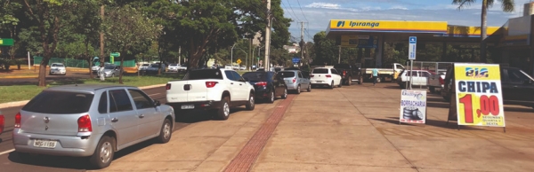 Filas nos postos para abastecer, uma cena que tomou conta do país após a colapso que resultou  na greve dos caminhoneiros. O consumidor continuará a pagar muito caro pela gasolina  e gás de cozinha: a política de Temer é a causadora da crise