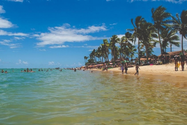 Praias paradisíacas, águas cristalinas e muito verde. Porto Seguro, na Bahia, é um dos roteiros preferidos dos turistas que curtem o litoral brasileiro