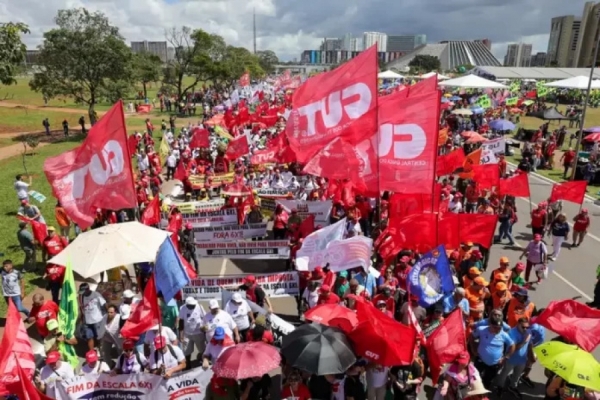 Fim da 6X1 foi a principal reivindica&ccedil;&atilde;o da Marcha da Classe Trabalhadora, em Bras&iacute;lia, convocada pelas centrais sindicais. Foto: Ag&ecirc;ncia Brasil.